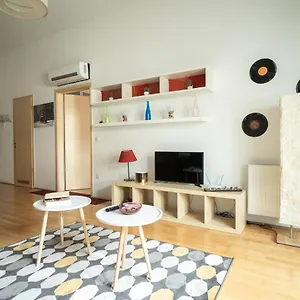 Apartamento At Gozsdu Court, 60 Sqm, 2 With 2 Ac, Elevators, Kitchen